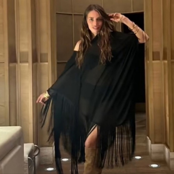 ZARA MESH FRINGED GAUZE CAPE
High collar cape with multi-positional tie detail. - Picture 2 of 13